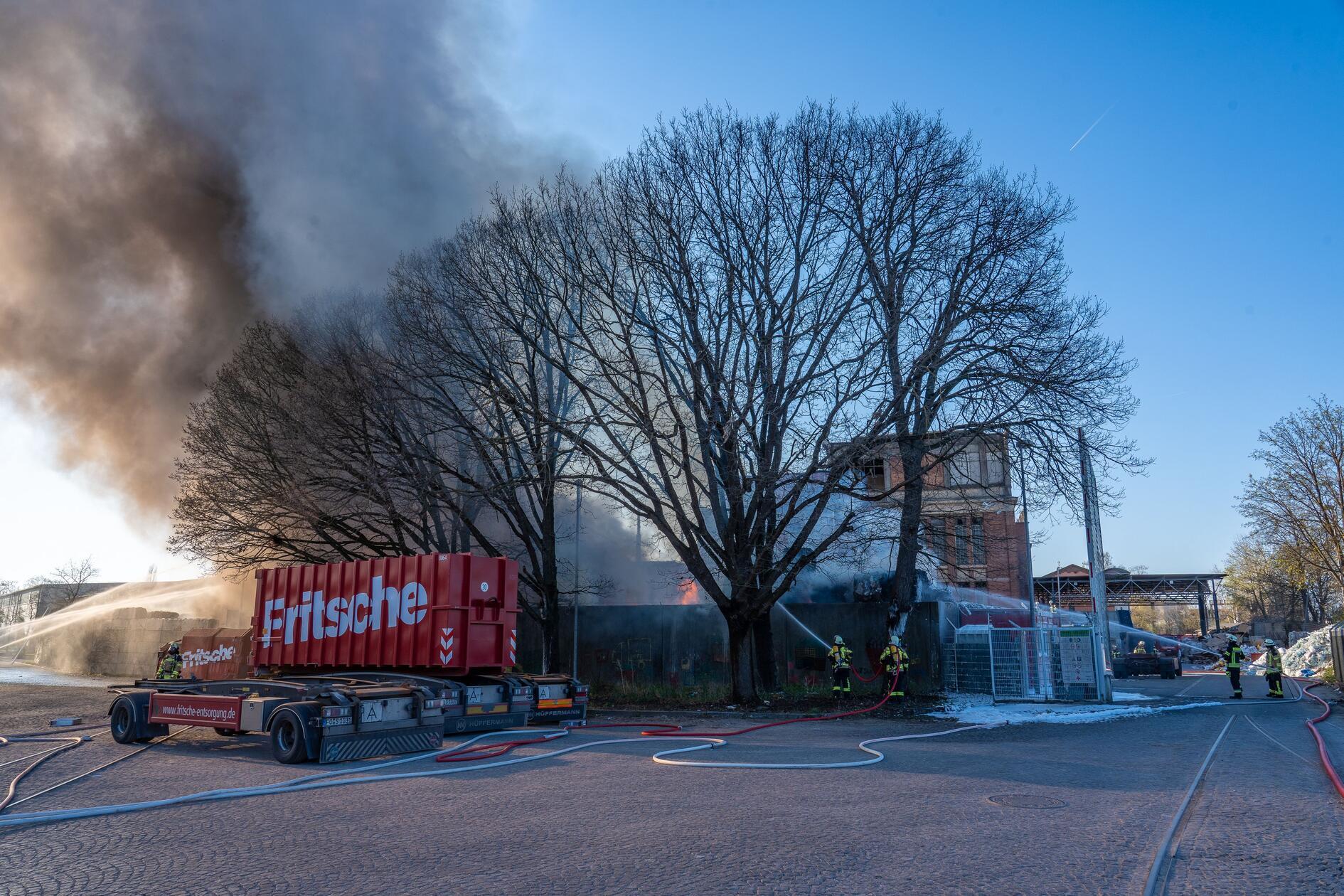 Ein Großbrand beim Entsorgungsunternehmen Fritsche hielt am Freitag mehr 200 Einsatzkräfte in Forchheim in Atem - und sorgte für einen Einsatz, des sich bis in den frühen Samstagmorgen zog.
