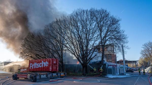 Ein Großbrand beim Entsorgungsunternehmen Fritsche hielt am Freitag mehr 200 Einsatzkräfte in Forchheim in Atem - und sorgte für einen Einsatz, des sich bis in den frühen Samstagmorgen zog.