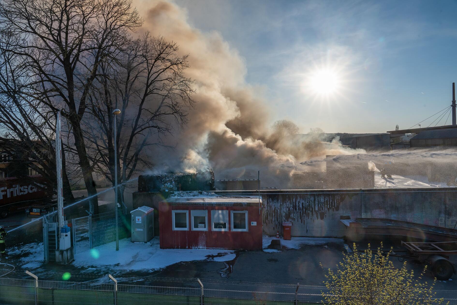 Ein Großbrand beim Entsorgungsunternehmen Fritsche hielt am Freitag mehr 200 Einsatzkräfte in Forchheim in Atem - und sorgte für einen Einsatz, des sich bis in den frühen Samstagmorgen zog.