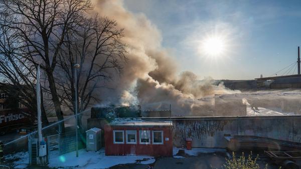 Ein Großbrand beim Entsorgungsunternehmen Fritsche hielt am Freitag mehr 200 Einsatzkräfte in Forchheim in Atem - und sorgte für einen Einsatz, des sich bis in den frühen Samstagmorgen zog.