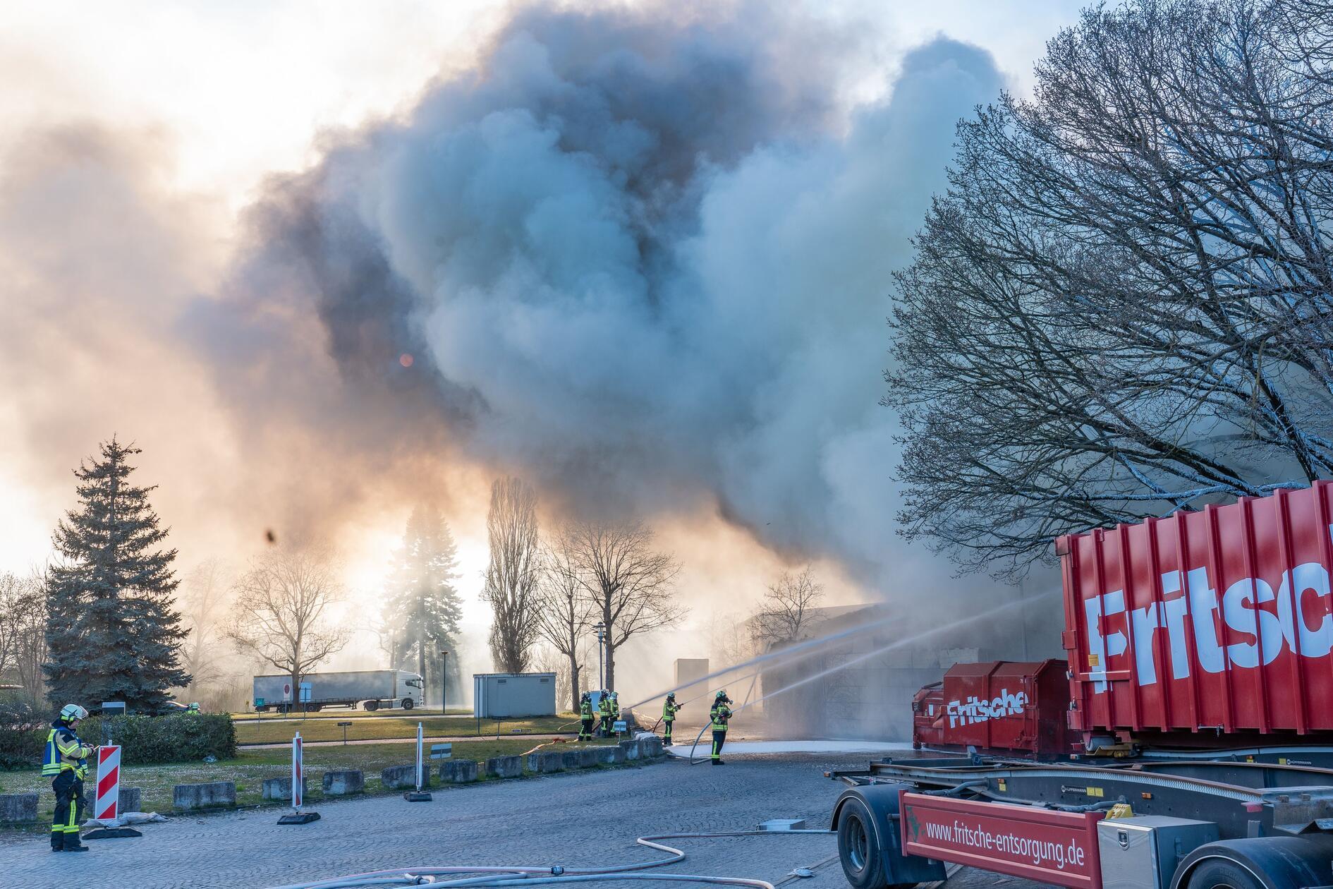 Ein Großbrand beim Entsorgungsunternehmen Fritsche hielt am Freitag mehr 200 Einsatzkräfte in Forchheim in Atem - und sorgte für einen Einsatz, des sich bis in den frühen Samstagmorgen zog.