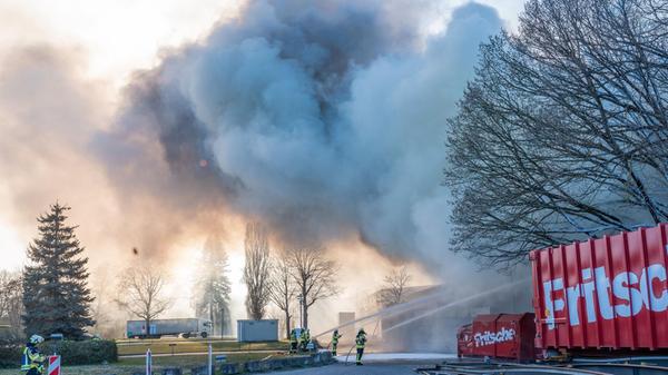 Ein Großbrand beim Entsorgungsunternehmen Fritsche hielt am Freitag mehr 200 Einsatzkräfte in Forchheim in Atem - und sorgte für einen Einsatz, des sich bis in den frühen Samstagmorgen zog.