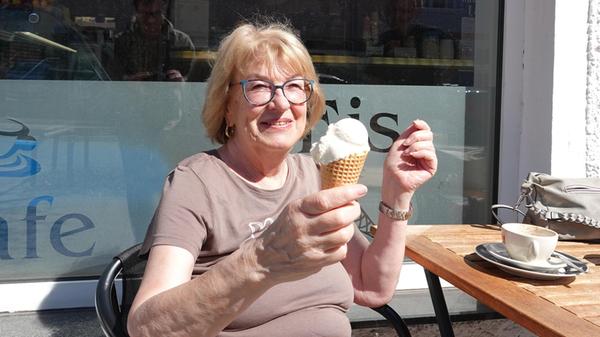 nurnberger-land-eis-feucht-tischner-kundin - 1