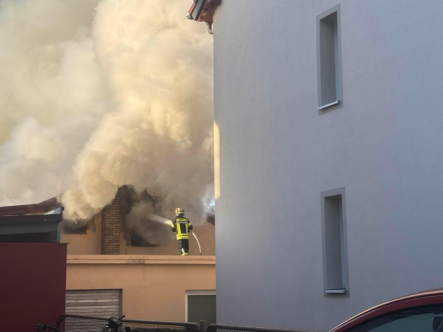 Die Feuerwehr ist derzeit mit mehreren Einsatzfahrzeugen dabei, das Feuer zu löschen.