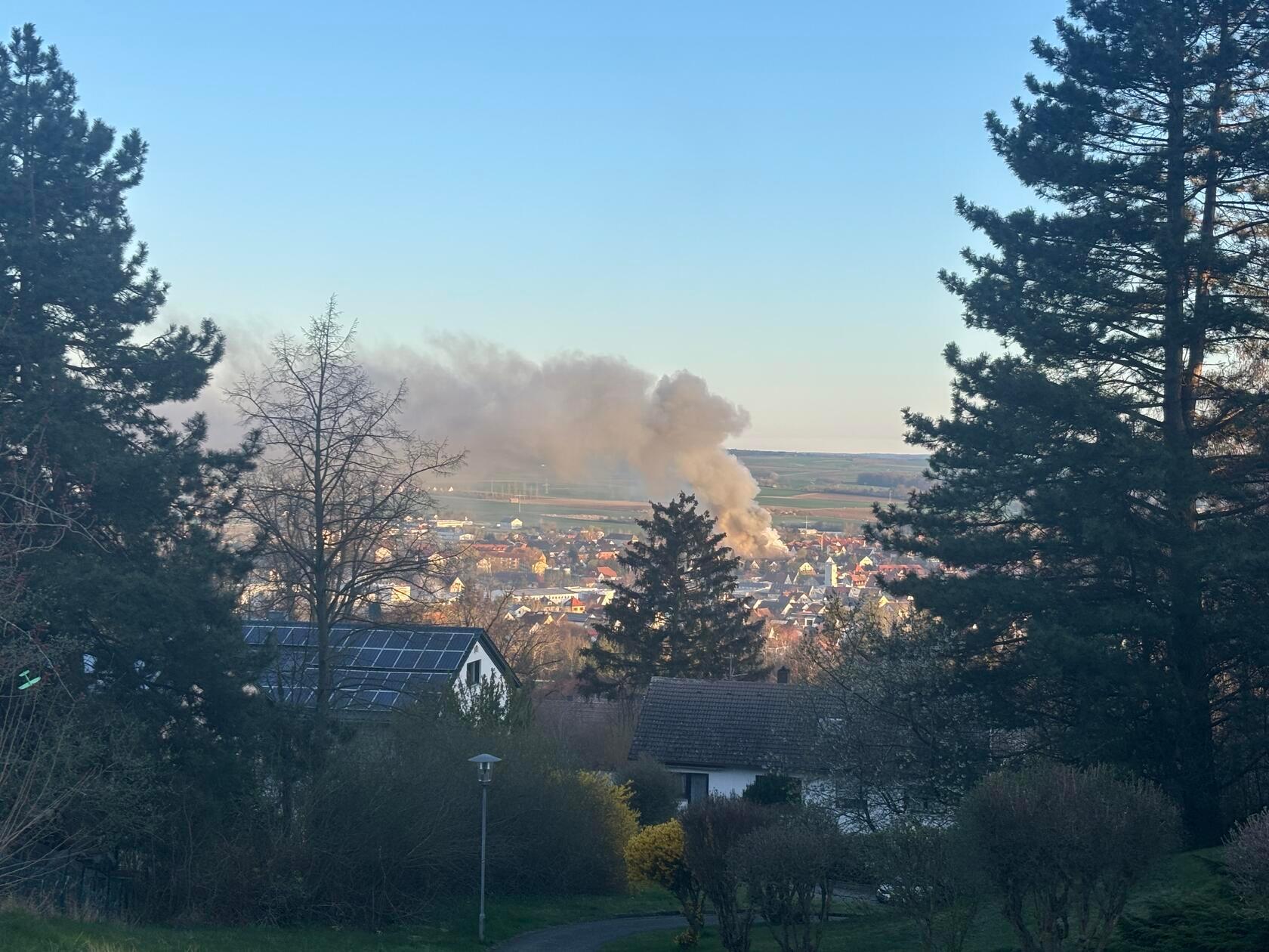 Die Rauchsäule ist schon von weither zu erkennen.