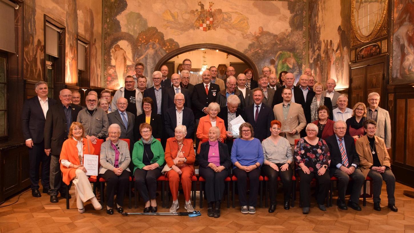 Jede Menge Ausgezeichnete gab es beim Ehrenamtsabend des Landkreises Fürth im Steiner Schloss. Jede Menge Ausgezeichnete gab es beim Ehrenamtsabend des Landkreises Fürth im Steiner Schloss.