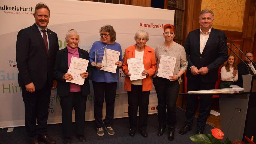 Sie sind die Heldinnen vor Ort (v.l.): Helene Volkert, Gaby Schlick, Johanna Lippke und Cora Gebhart vom Grünflächenteam des OGV Cadolzburg verschönern die Marktgemeinde. Die Auszeichnung wurde erstmals vergeben. Landrat Bernd Obst (l.) und Sparkassenvorstand Adolf Dodenhöft ehrten die Ehrenamtlichen. Sie sind die Heldinnen vor Ort (v.l.): Helene Volkert, Gaby Schlick, Johanna Lippke und Cora Gebhart vom Grünflächenteam des OGV Cadolzburg verschönern die Marktgemeinde. Die Auszeichnung wurde erstmals vergeben. Landrat Bernd Obst (l.) und Sparkassenvorstand Adolf Dodenhöft ehrten die Ehrenamtlichen.