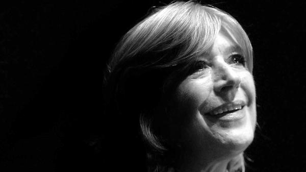 Marianne Faithfull, britische Sängerin und ehemalige Muse der Rolling Stones ist tot. Sie starb am 30. Januar im Alter von 78 Jahren, wie die britische Nachrichtenagentur PA meldete. Zeit ihres Lebens wurde sie darauf reduziert, Jaggers Freundin gewesen zu sein. Nach Jahren der Drogensucht und des Absturzes wurde sie als Künstlerin selbstständig erfolgreich.