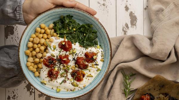 Köstliches Joghurtgericht mit Kichererbsen und get