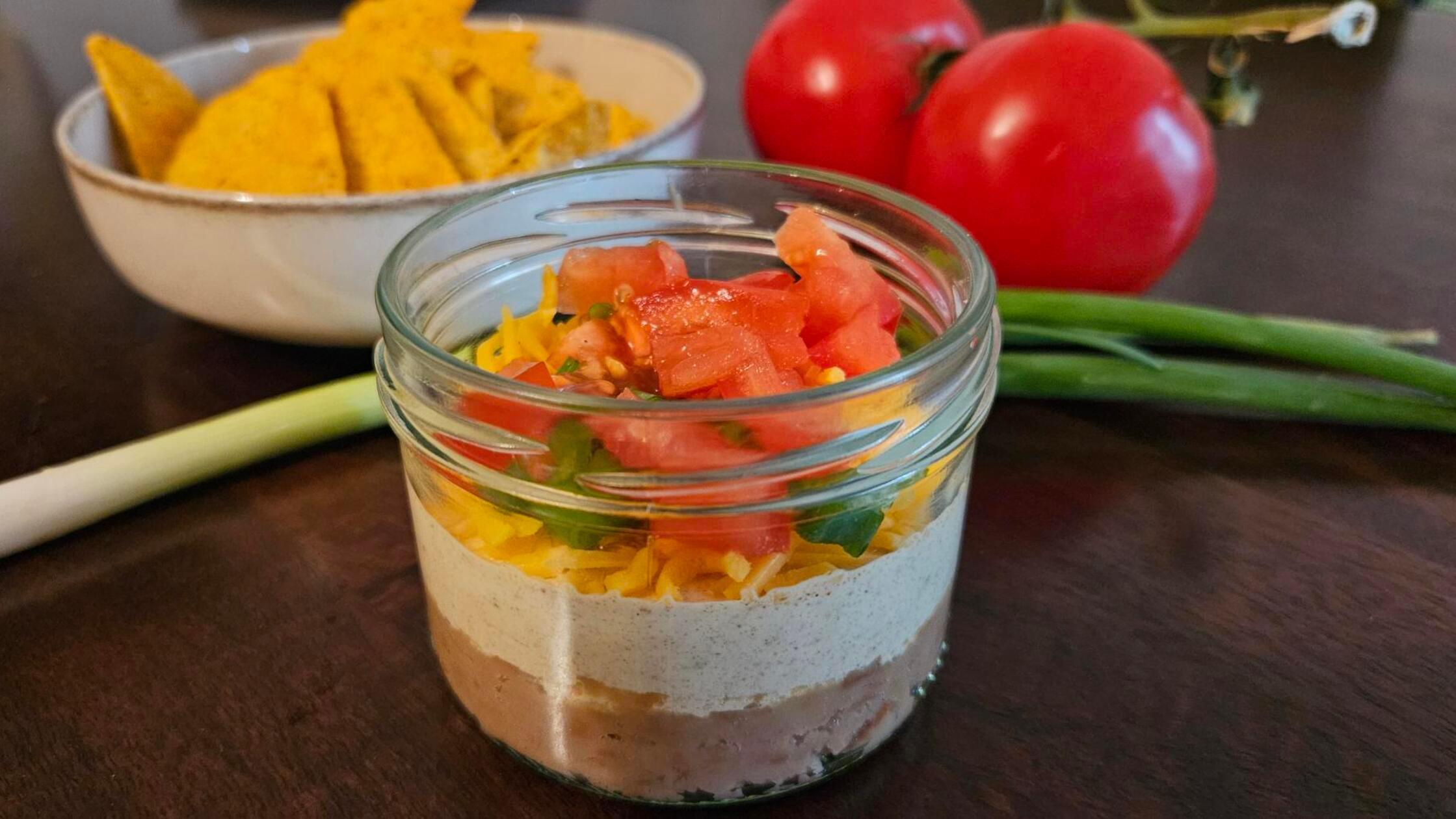 Dieser raffinierte Nacho-Dip macht süchtig: Mit Bohnenmus, Cheddar und ... Dieser raffinierte Nacho-Dip macht süchtig: Mit Bohnenmus, Cheddar und ...