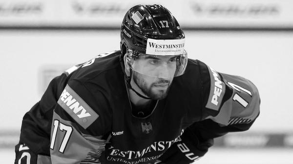 Nach kurzer, schwerer Krankheit ist der 26 Jahre alte Eishockey-Spieler Tobias Eder am 29. Januar gestorben. Nur wenige Wochen nach seiner WM-Teilnahme in Tschechien wurde bei einer sportmedizinischen Untersuchung ein bösartiger Tumor bei Eder festgestellt. "Wir sind geschockt, tieftraurig und fassungslos", schrieben die Eisbären Berlin bei Instagram.