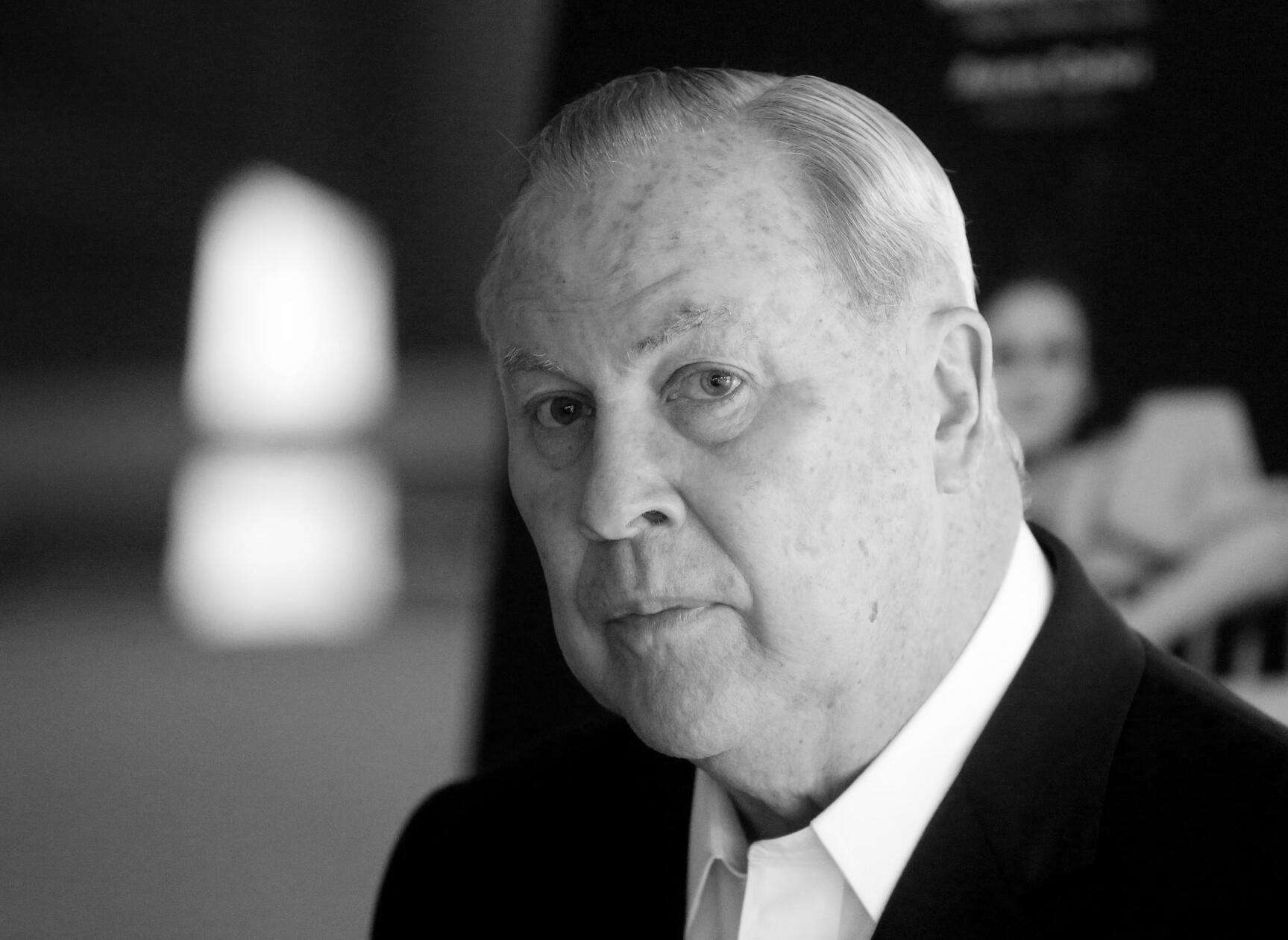 US-Regisseur Robert Wilson ist tot. Der vielfach preisgekrönte Theater- und Opernregisseur Robert Wilson starb im Alter von 83 Jahren in der Nacht zum 31. Juli 2025 in Water Mill (US-Staat New York), wie Chris Green, Präsident der Robert Wilson Arts Foundation, der Deutschen Presse-Agentur bestätigte. Er wurde zu den bedeutendsten Regisseuren der Theaterwelt gezählt.