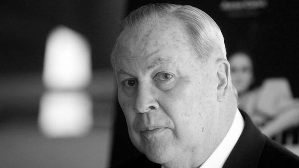 US-Regisseur Robert Wilson ist tot. Der vielfach preisgekrönte Theater- und Opernregisseur Robert Wilson starb im Alter von 83 Jahren in der Nacht zum 31. Juli 2025 in Water Mill (US-Staat New York), wie Chris Green, Präsident der Robert Wilson Arts Foundation, der Deutschen Presse-Agentur bestätigte. Er wurde zu den bedeutendsten Regisseuren der Theaterwelt gezählt.