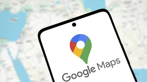 Das Google Maps Logo wird auf dem Smartphone angez