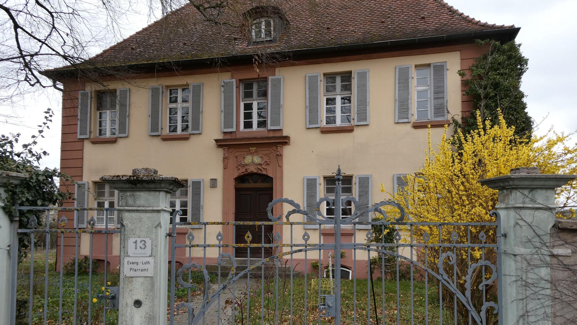 Das im Barockstil erbaute Pfarrhaus ließ Markgräfi