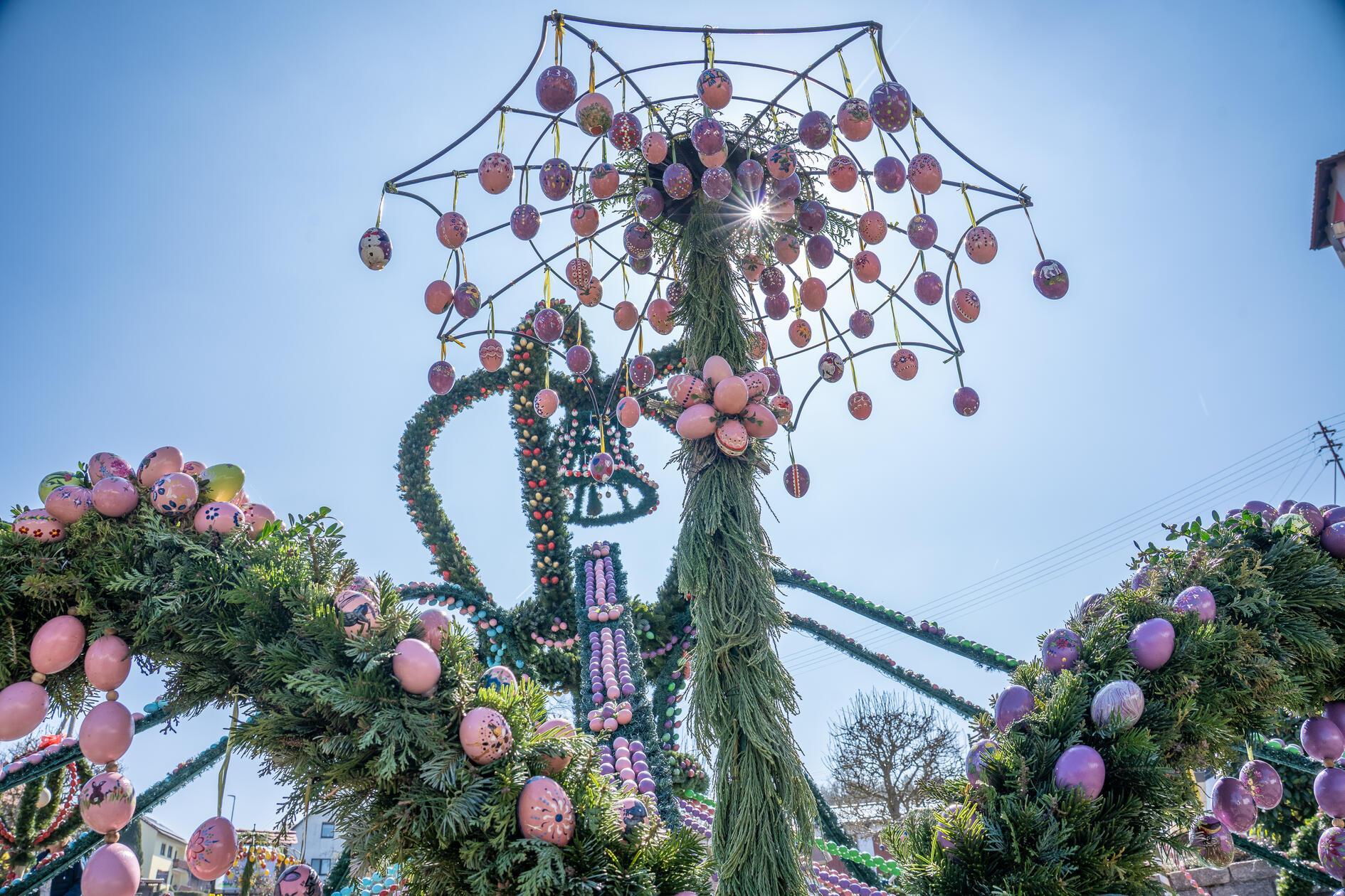 Jedes Jahr zieren den Dorfbrunnen in Bieberbach bei Egloffstein mehr als 10.000 handbemalte Ostereier, mehr als jeden anderen Brunnen.