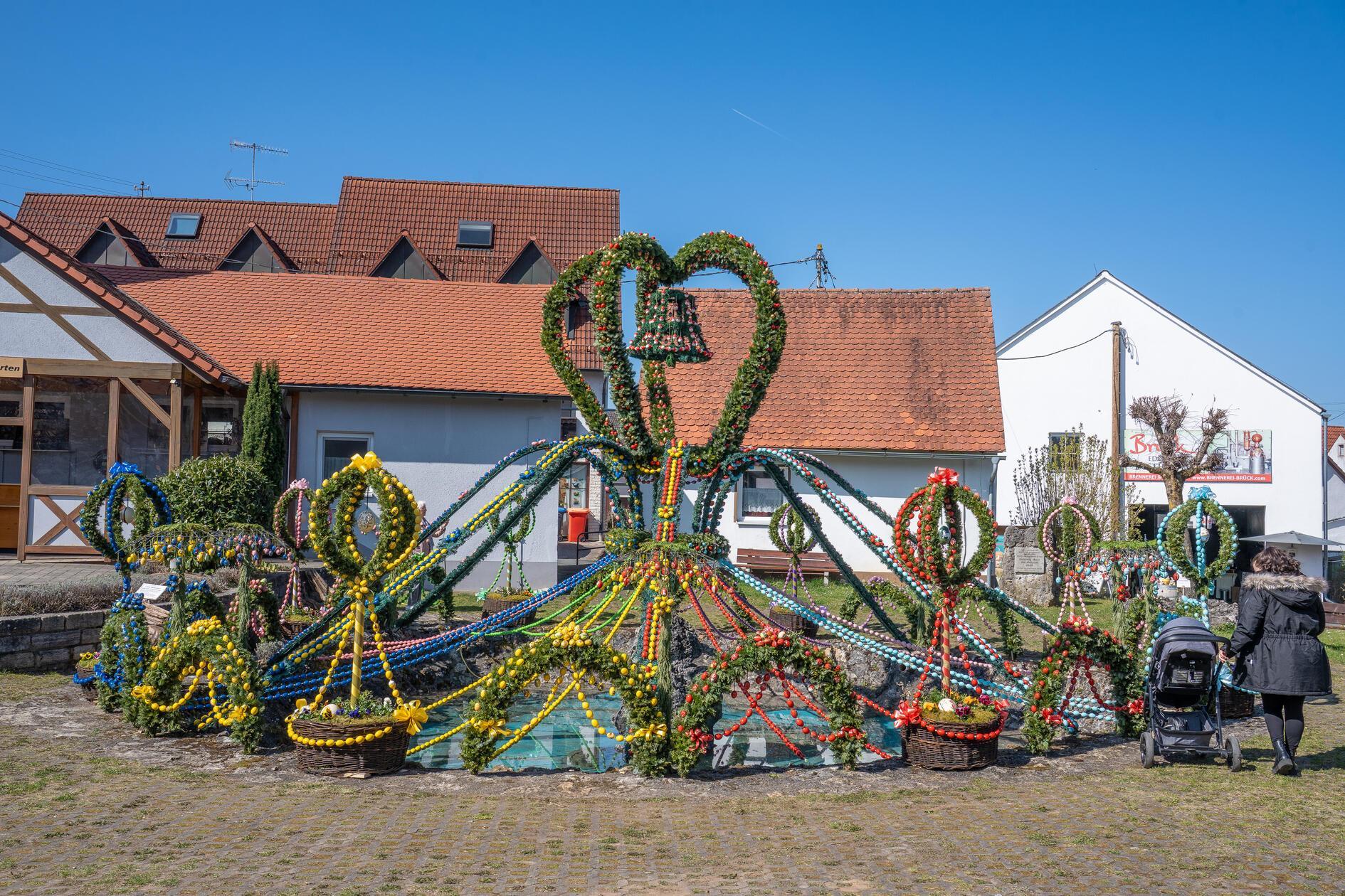 Die Eier werden an zahlreichen, meterlangen und ebenfalls handgeflochtenen Girlanden befestigt.
