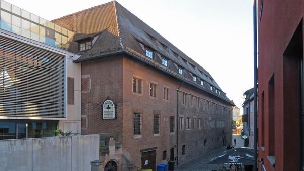 Der Irish Pub O'Shea glänzt ab sofort wieder mit seinem gemütlichen Außenbereich direkt an der Pegnitz in Nürnberg. Auf der Karte steht eine Auswahl an Bieren und Spirituosen wie Guinness, Cider und Scotch. Dazu reicht das Team irische Snacks und Speisen. Die Kneipe hat Montag bis Donnerstag von 16 Uhr bis 19 Uhr, freitags und samstags von 14 Uhr bis 2 Uhr und sonntags bis 1 Uhr nachts geöffnet.