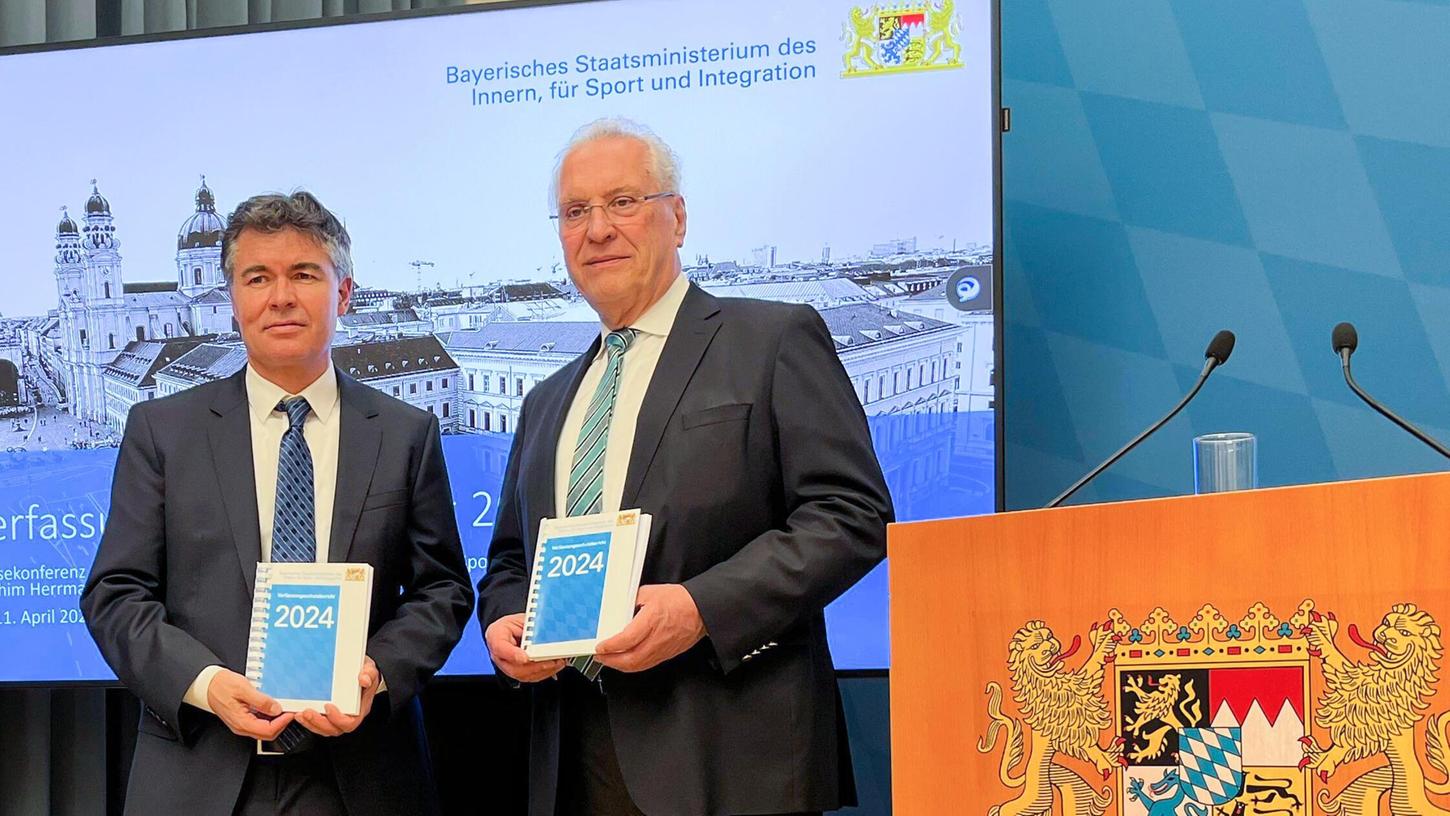 11.04.2025, Bayern, München: Manfred Hauser (l), Präsident des bayerischen Landesamtes für Verfassungsschutz, und Bayerns Innenminister Joachim Herrmann (CSU) stellen den Verfassungsschutzbericht in München vorn. Foto: Hannes Förster/dpa +++ dpa-Bildfunk +++ 11.04.2025, Bayern, München: Manfred Hauser (l), Präsident des bayerischen Landesamtes für Verfassungsschutz, und Bayerns Innenminister Joachim Herrmann (CSU) stellen den Verfassungsschutzbericht in München vorn. Foto: Hannes Förster/dpa +++ dpa-Bildfunk +++