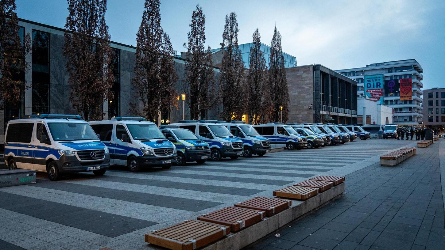 Die Polizei ist an Montagen mit einem Großaufgebot in der Nürnberger Innenstadt. Hier ein Blick auf den Kornmarkt am 10. März. Die Polizei ist an Montagen mit einem Großaufgebot in der Nürnberger Innenstadt. Hier ein Blick auf den Kornmarkt am 10. März.