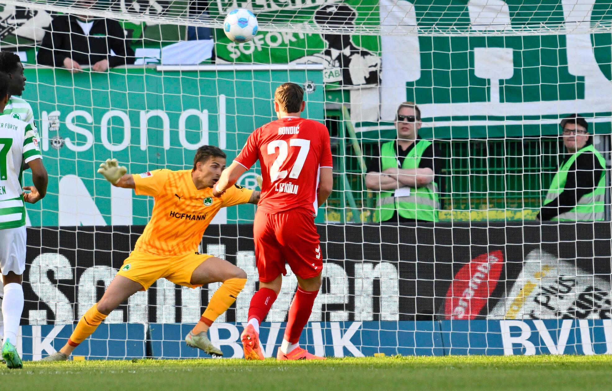 Die ersten Gelegenheiten gehen auf das Konto der Gäste. Der Versuch von FC-Stürmer Rondic fliegt über das Tor von Keeper Nahuel Noll.
