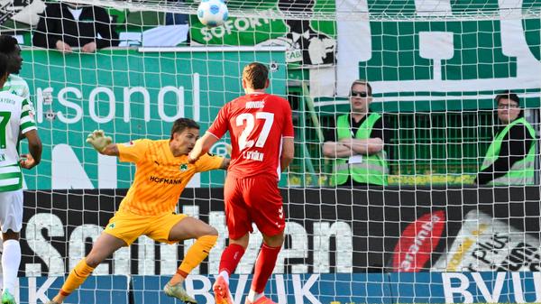 Die ersten Gelegenheiten gehen auf das Konto der Gäste. Der Versuch von FC-Stürmer Rondic fliegt über das Tor von Keeper Nahuel Noll.