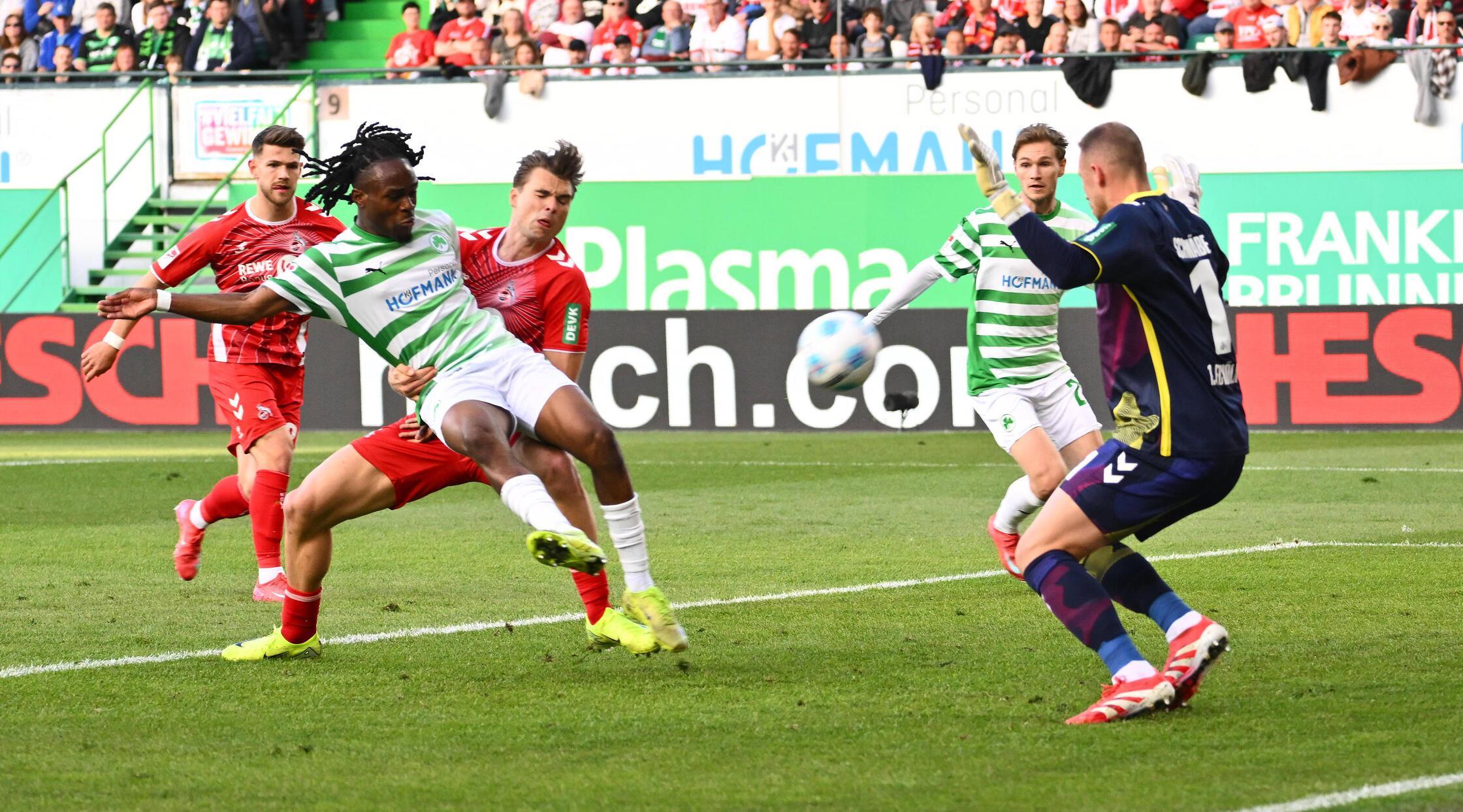 Besser machen es die Fürther nach elf gespielten Minuten: Noel Futkeu bringt die Hausherren aus kurzer Distanz in Front.