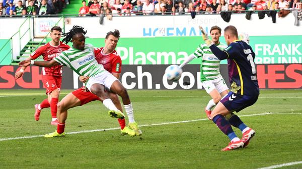 Besser machen es die Fürther nach elf gespielten Minuten: Noel Futkeu bringt die Hausherren aus kurzer Distanz in Front.