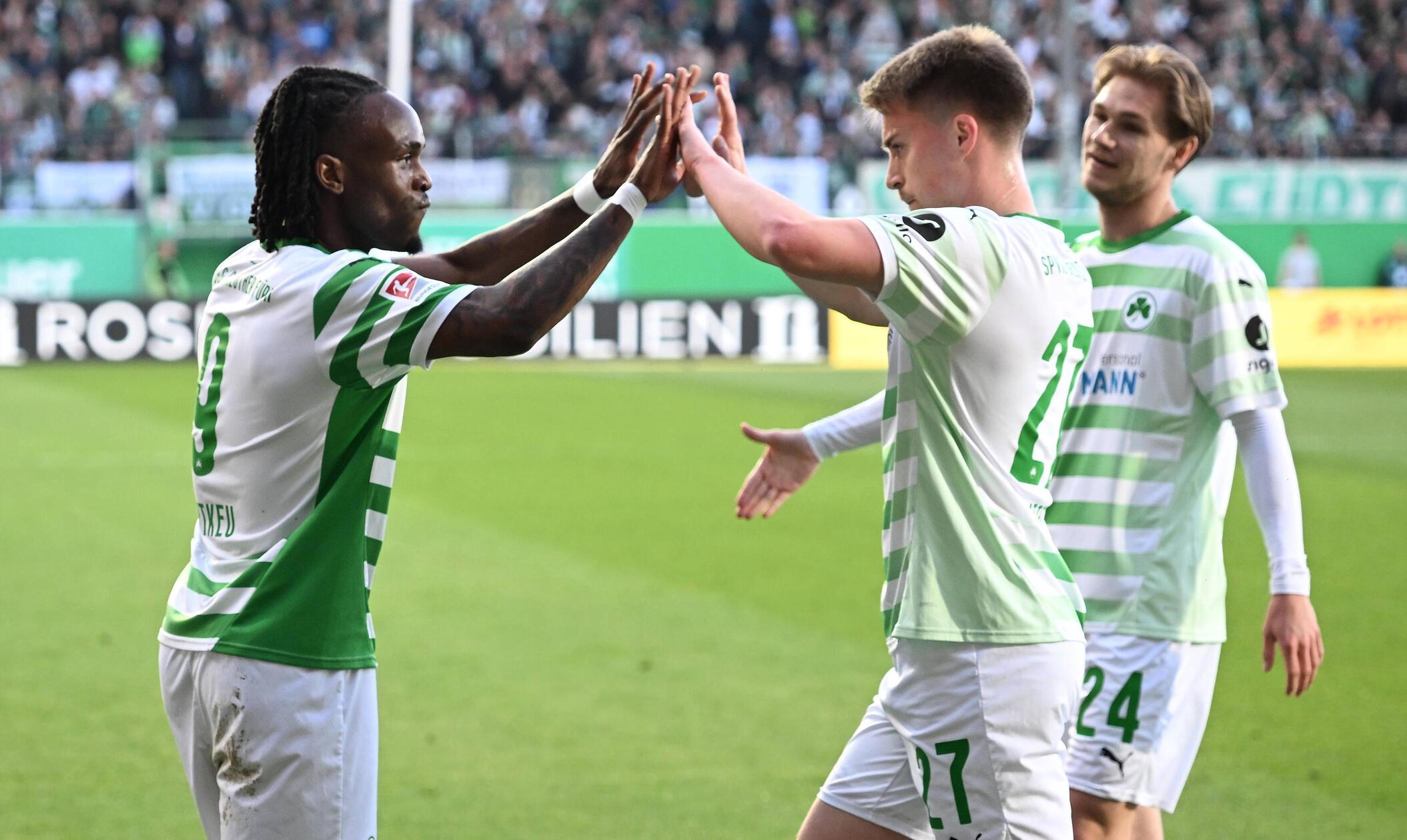 Grund zur Freude: Der Angreifer veredelt die Hereingabe von Roberto Massimo zur Fürther Führung.