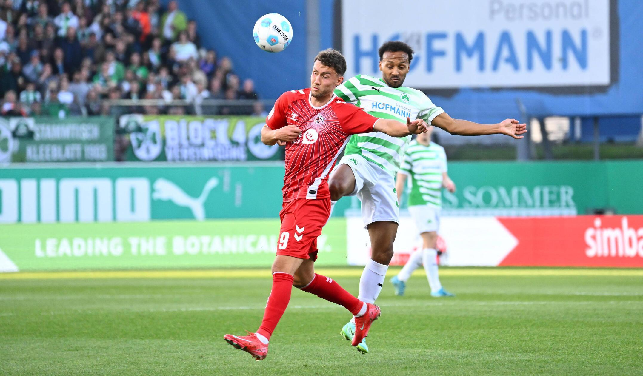 Es entwickelt sich eine umkämpfte, unterhaltsame Begegnung auf Augenhöhe.