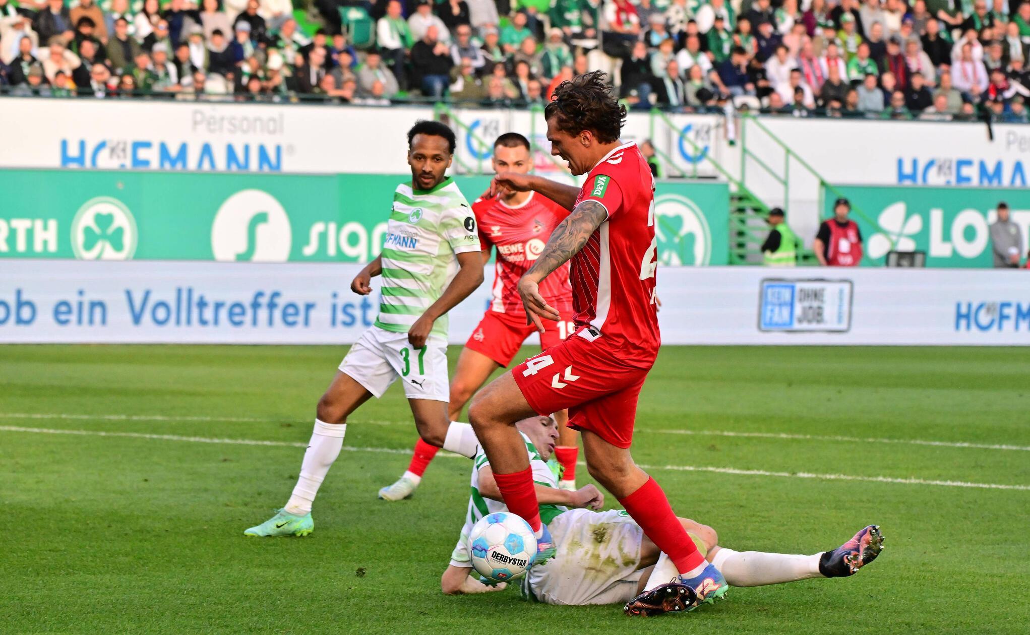 Kurz vor der Pause kommt Innenverteidiger Noah Loosli gegen den Kölner Pauli zu spät - Elfmeter!