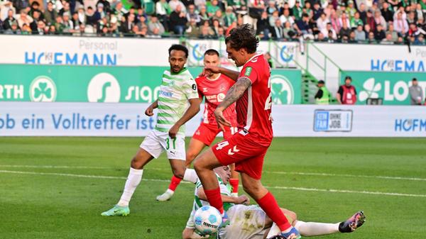 Kurz vor der Pause kommt Innenverteidiger Noah Loosli gegen den Kölner Pauli zu spät - Elfmeter!