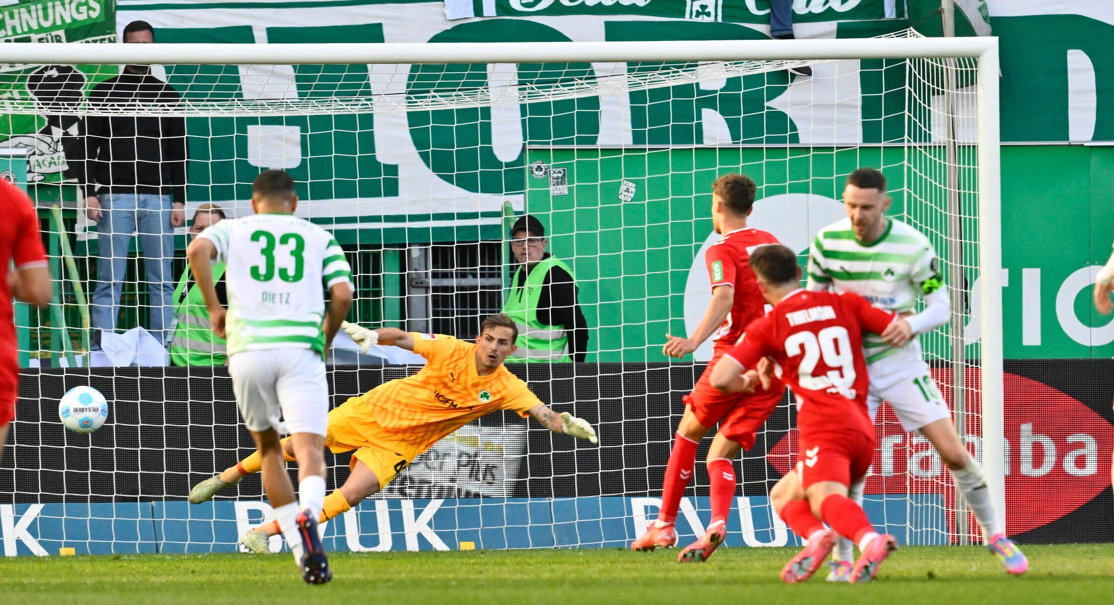 Ausgleich: Luca Waldschmidt verlädt Keeper Noll aus elf Metern.