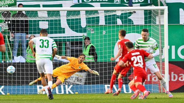 Ausgleich: Luca Waldschmidt verlädt Keeper Noll aus elf Metern.