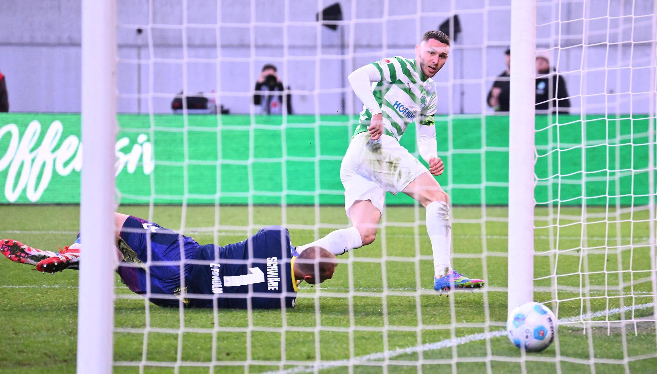 Ball im Tor, doch der Treffer zählt nicht: Schiedsrichter Patrick Alt wertet das Einsteigen von Branimir Hrgota gegen Torhüter Schwäbe als Offensivfoul.