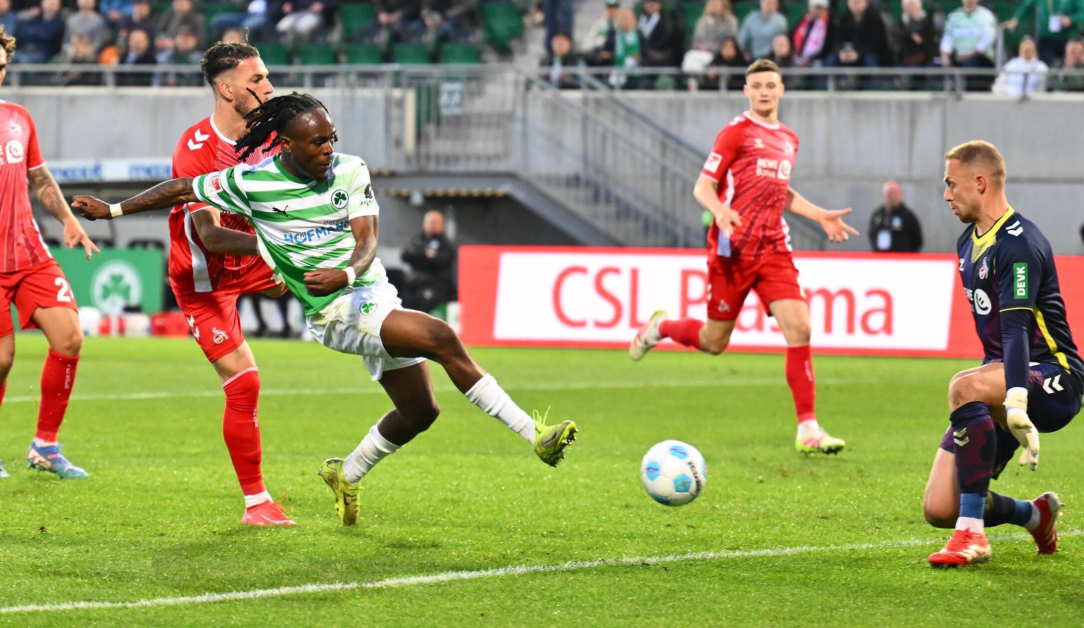 Wieder nichts: Nach toller Vorarbeit von Itter scheitert Noel Futkeu am glänzenden Schwäbe.