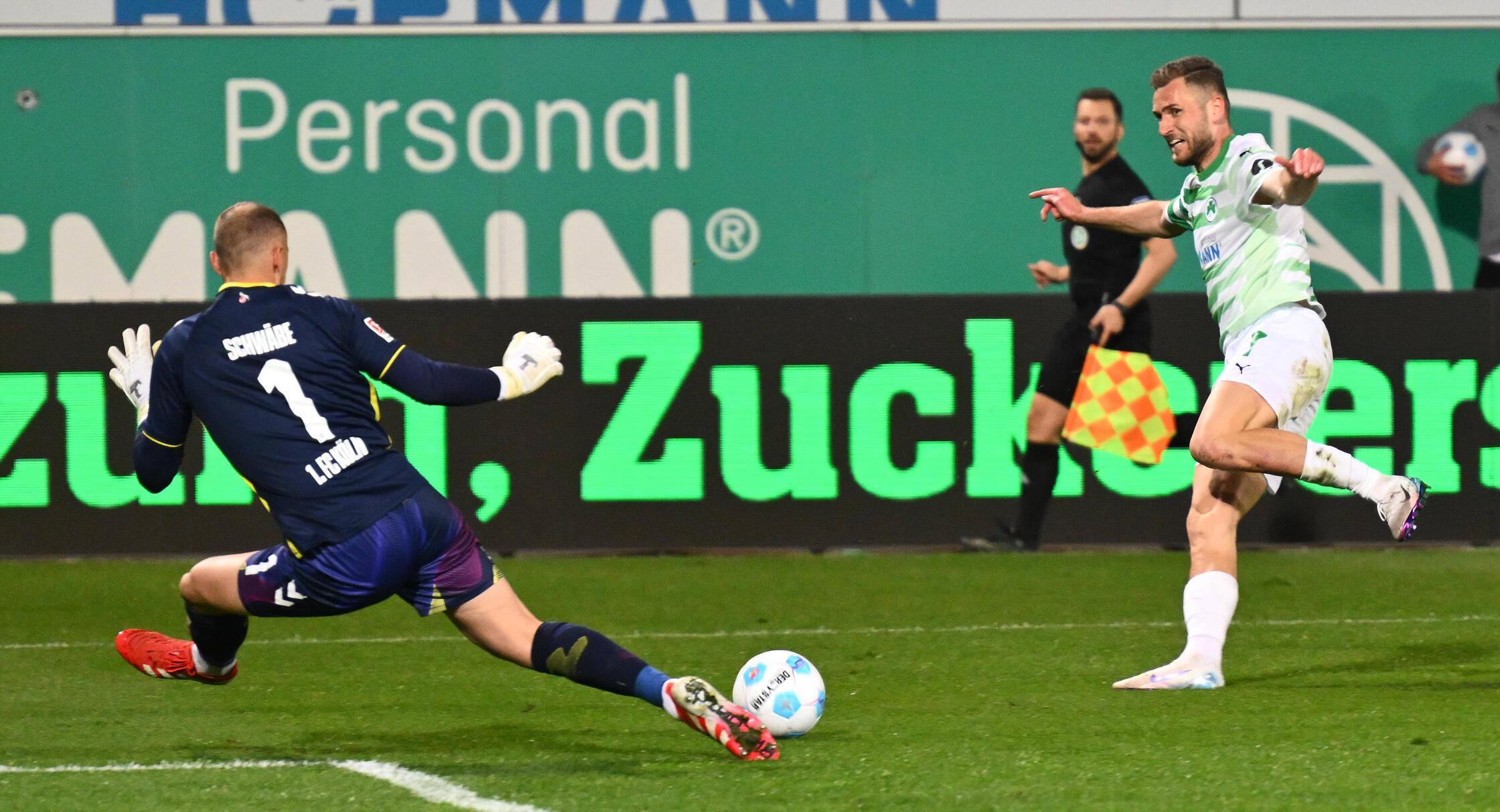 Die letzte Chance gehört dem Kleeblatt: Auch Joker Srbeny kann Keeper Schwäbe nicht überwinden.