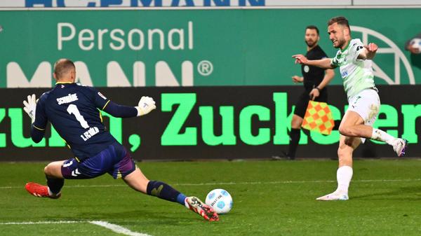 Die letzte Chance gehört dem Kleeblatt: Auch Joker Srbeny kann Keeper Schwäbe nicht überwinden.