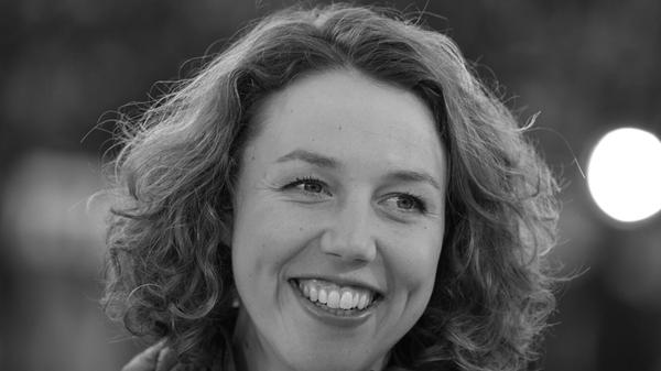 Die ehemalige deutsche Biathletin Laura Dahlmeier ist am 29. Juli. 2025 beim Bergsteigen im pakistanischen Karakorum-Gebirge tödlich verunglückt. Das teilte ihr Management der Deutschen Presse-Agentur mit. Die 31-Jährige war am Montag am Laila Peak auf rund 5.700 Metern Höhe von einem Steinschlag getroffen worden.