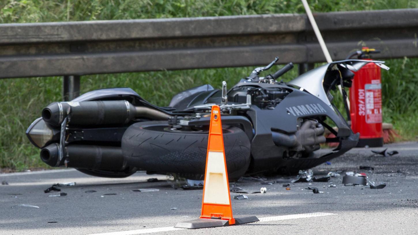 Ein Motorradfahrer wurde bei einem Zusammenstoß mit einem Pkw-Gespann schwer verletzt (Symbolbild). Ein Motorradfahrer wurde bei einem Zusammenstoß mit einem Pkw-Gespann schwer verletzt (Symbolbild).
