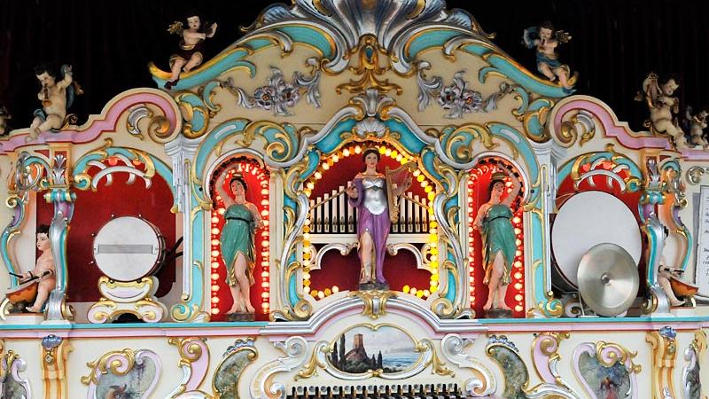 Diese prachvolle Konzertorgel ist eine der sieben großen Konzertorgeln im Nostalgiepark auf dem Volksfest. Sie dienten zur musikalischen Untermalung der Karussellfahrten.