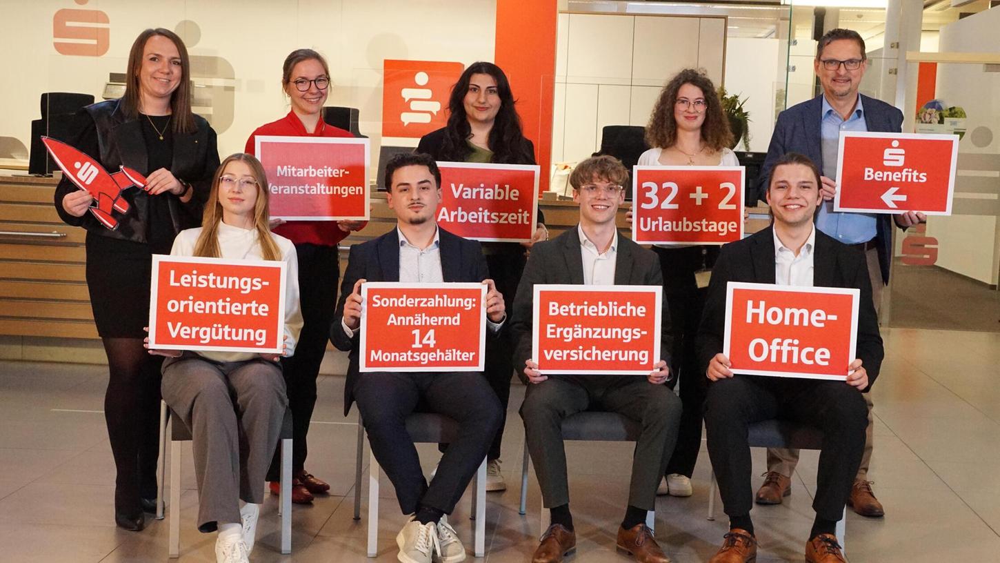 Die Personen im Bild sind stehend v. l.: Ausbildungsleiterin Melanie Schwarz, Cecilia Glatz, Yasemin Demir, Aurora Di Ninno, Vorstandsvorsitzender Stefan WittmannSitzend v. l.: Celina Jäger, Besjan Racaj, Leo Hofmann, Jona SchindlerNicht im Bild: Mirjona Hoti Die Personen im Bild sind stehend v. l.: Ausbildungsleiterin Melanie Schwarz, Cecilia Glatz, Yasemin Demir, Aurora Di Ninno, Vorstandsvorsitzender Stefan WittmannSitzend v. l.: Celina Jäger, Besjan Racaj, Leo Hofmann, Jona SchindlerNicht im Bild: Mirjona Hoti