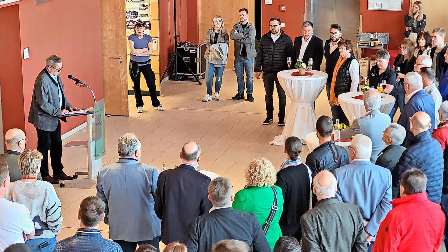 Auerbachs Bürgermeister Joachim Neuß (links am Mikrofon) am ersten Messe-Tag bei seiner Eröffnungsrede vor Ausstellern und Ehrengästen. Auerbachs Bürgermeister Joachim Neuß (links am Mikrofon) am ersten Messe-Tag bei seiner Eröffnungsrede vor Ausstellern und Ehrengästen.