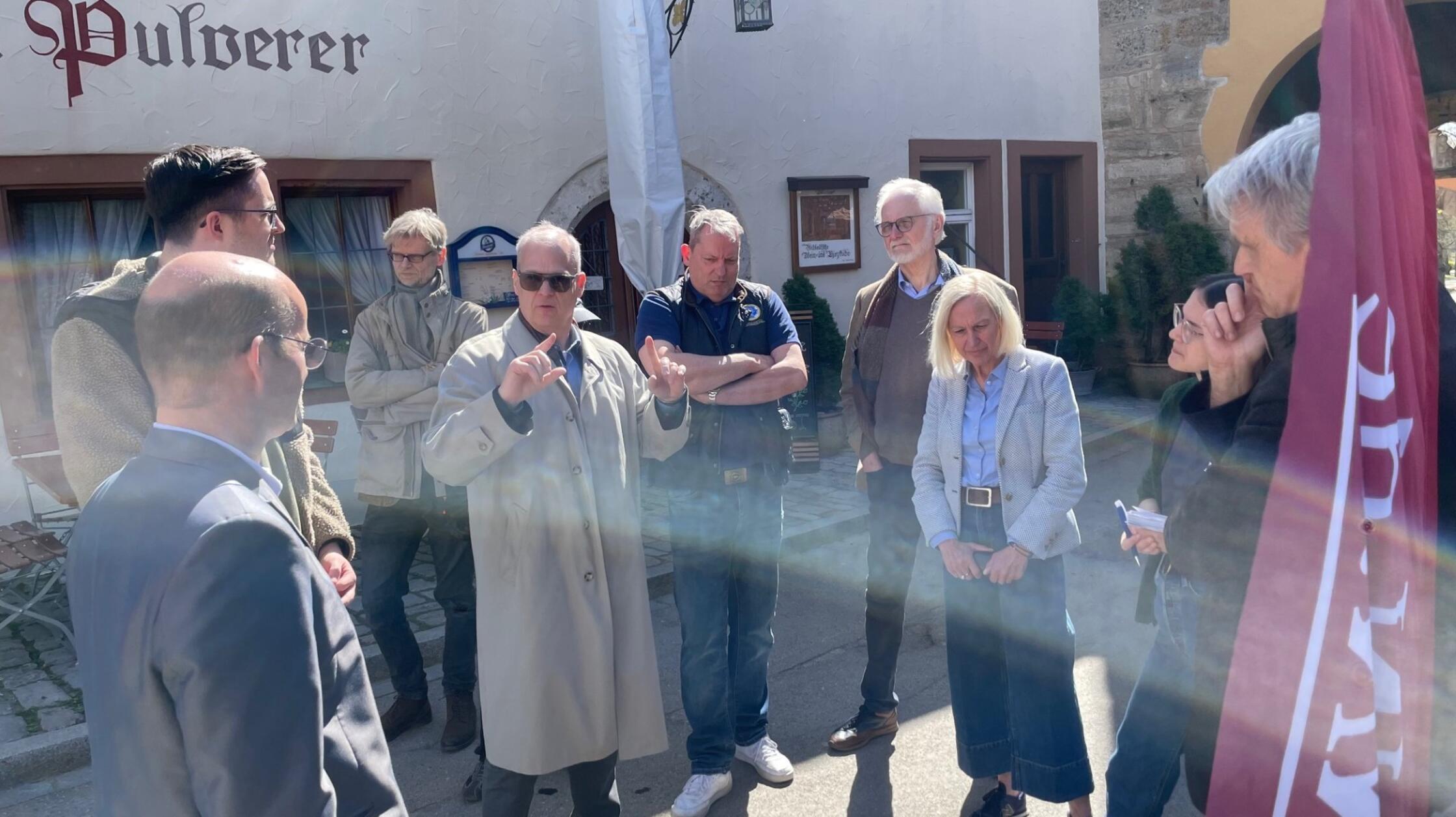 540.000 Übernachtungen standen im Jahr 2024 in der Tourismus-Bilanz von Rothenburg. "Wir leben im Paradies", sagte Stadträtin Jutta Striffler (Dritte von rechts). Doch es wurde auch eifrig diskutiert, unter anderem von Hotelier Jürgen Klatte, (Vierter von links), dem Chef des Burggartenpalais.