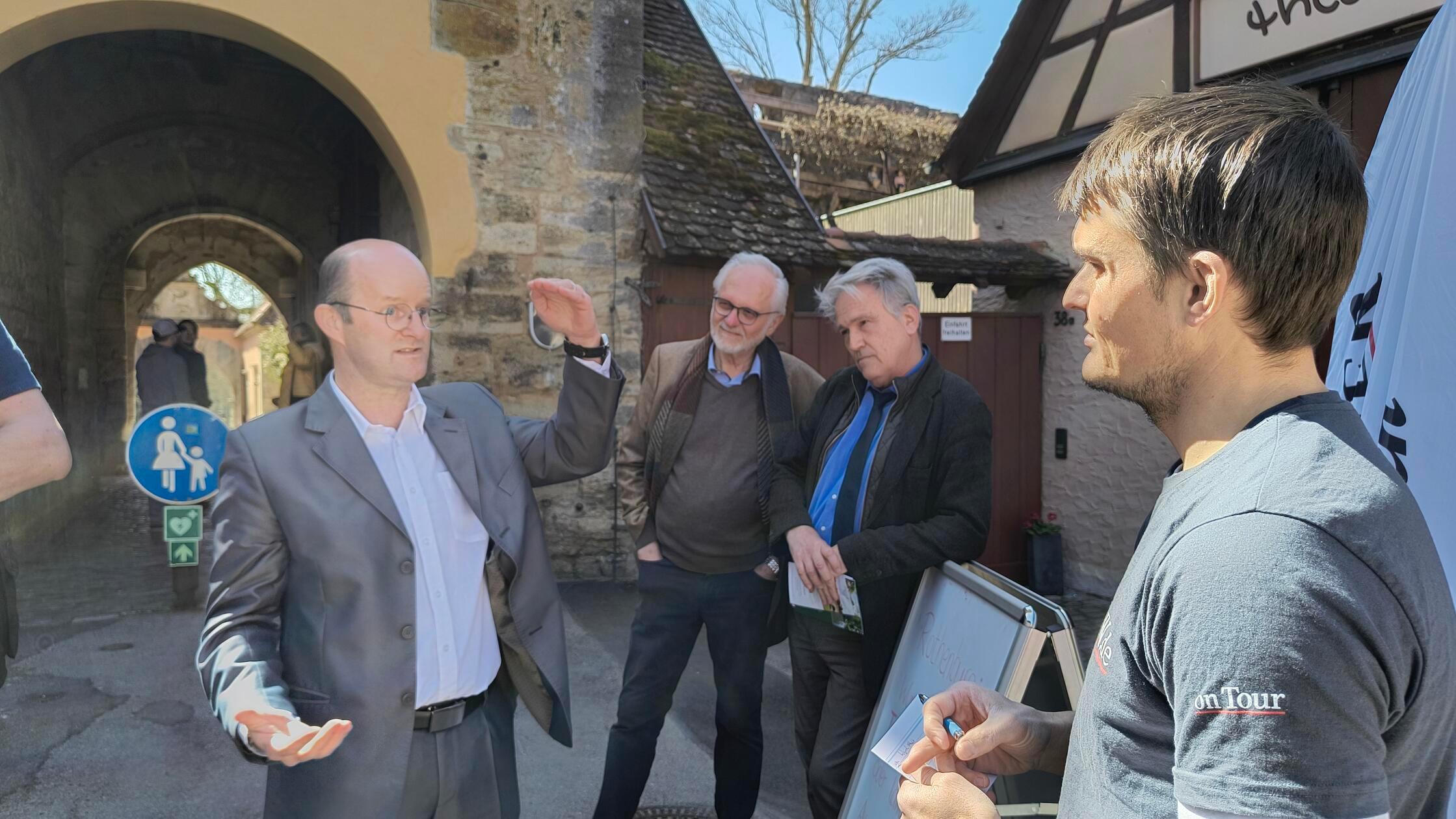 OB Markus Naser erklärte, er würde sich einen "Denkmalpflege-Beitrag" wünschen, den Übernachtungsgäste wie eine Kurtaxe in Heilbädern zahlen müssten. Das Geld könnte Rothenburg dringend brauchen. Auch Harald Wohlfahrt (Zweiter von links), der Chef des legendären Weihnachtsartikel-Unternehmens Käthe Wohlfahrt, war am NN.de-Bus dabei und sprach auch mit dem Leiter des Rothenburger Tourismus-Service, Jörg Christöphler sowie NN-de-Reporter Stefan Blank.