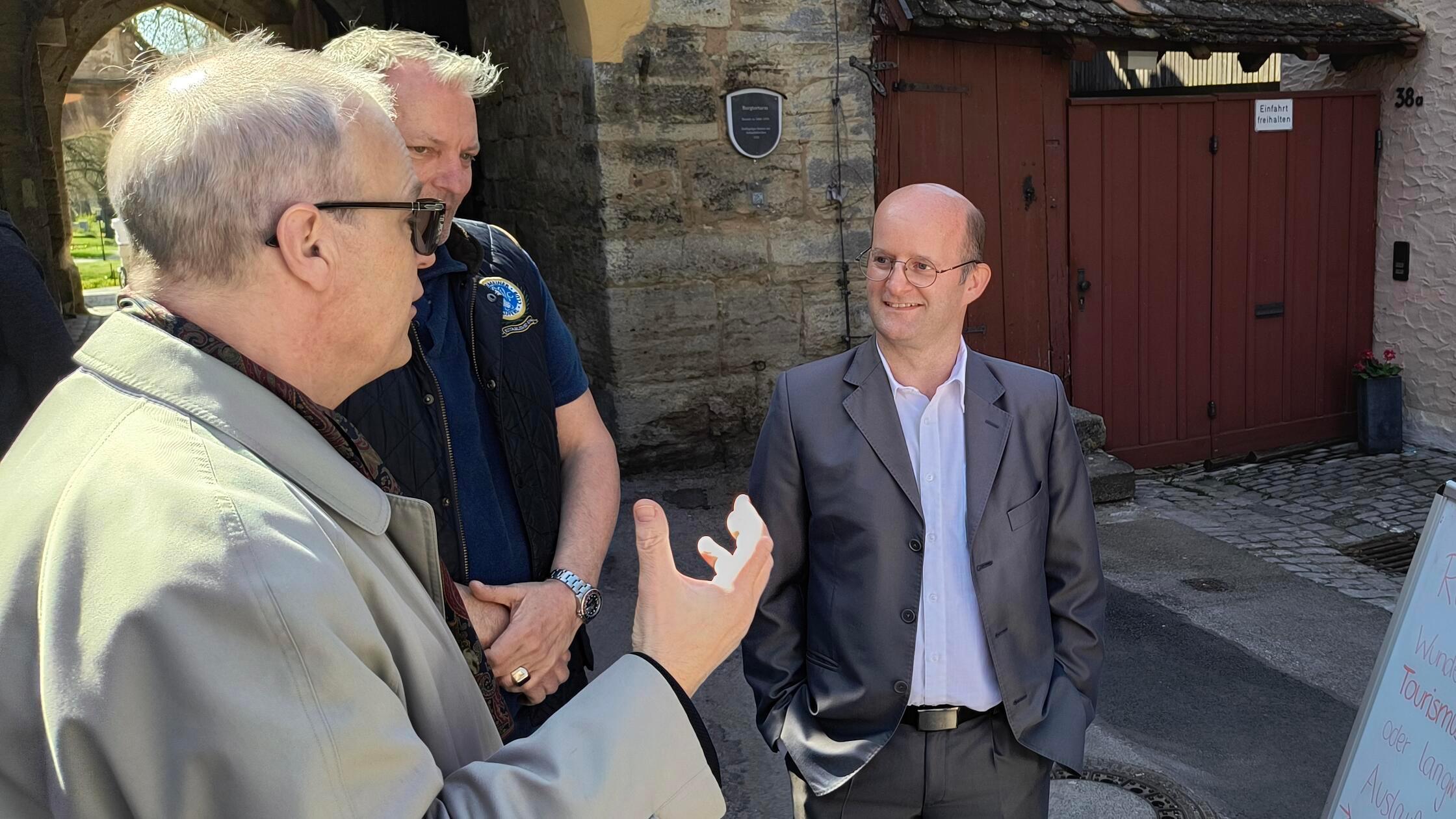 Hotelier Jürgen Klatte und Benjamin Babel, der direkt am Marktplatz wohnt, hoben wie OB Markus Naser (von links) die außergewöhnliche Atmosphäre der Rothenburger Altstadt hervor.