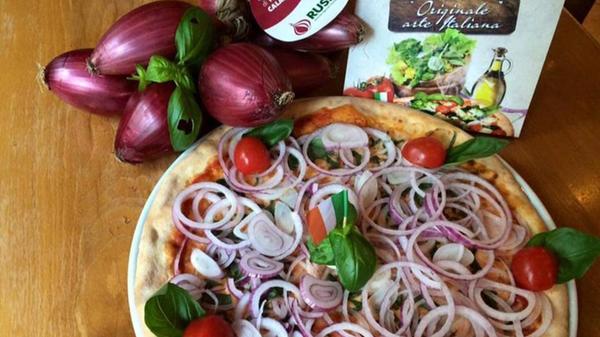 Platz 17: Holzofenpizza Pietro "Nur Holzofen darf es sein!": Klare Ansage auf der Website von Holzofenpizza Pietro. Wer bei ihm in Nürnberg-Steinbühl essen geht, der kann sich auf eine original italienische Pizza freuen. Zu übersehen ist der Laden auf Platz 17 übrigens auch nicht: Leuchtend-glitzernde Deko gehört zum Erkennungszeichen des Restaurants.