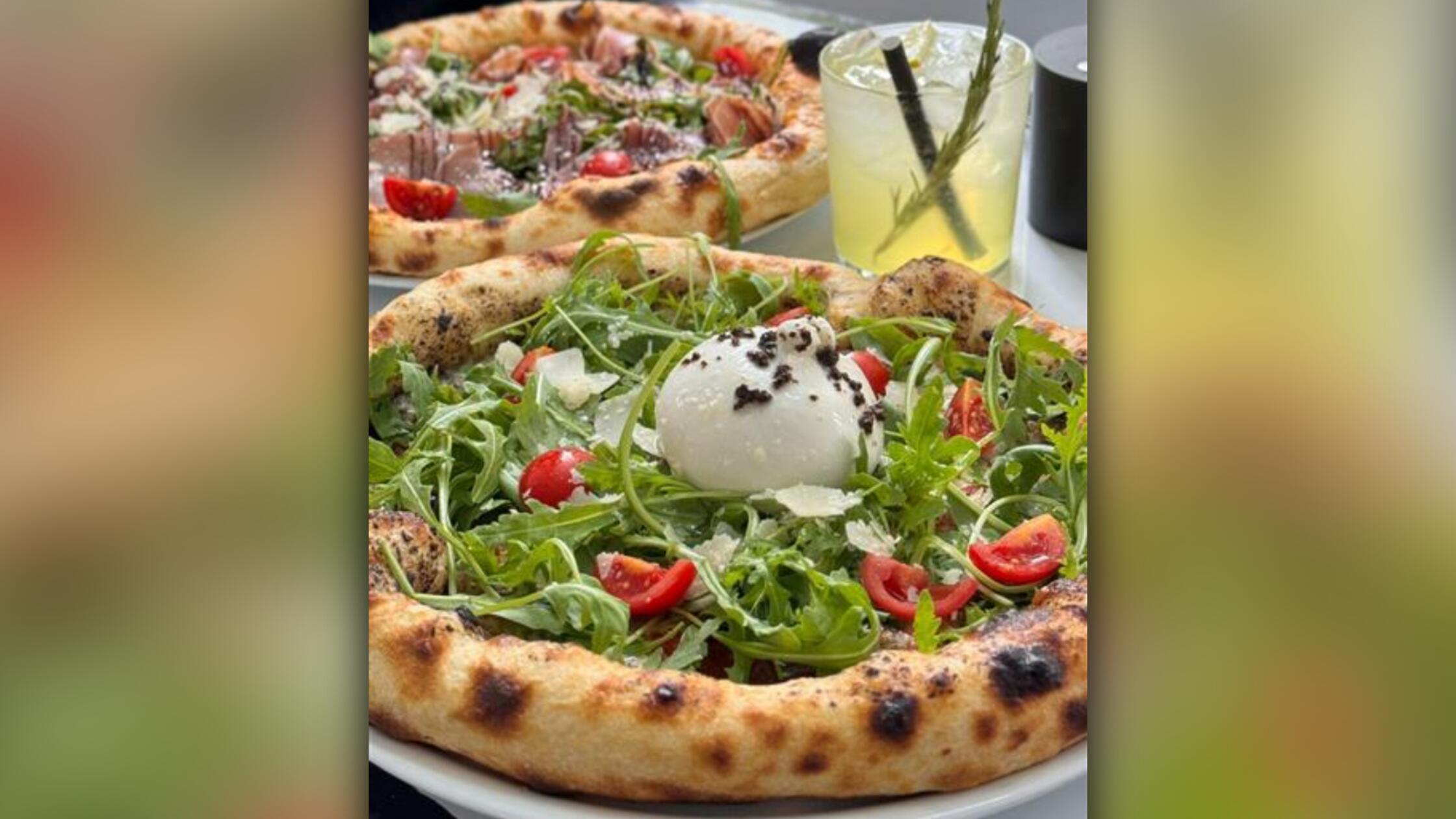 Platz 15: Café Ladida Wirklich viele Zuschriften hatten uns erreicht, als wir nach Vorschlägen gefragt hatten, die das Café Ladida im Nürnberger Süden in den Ring geworfen haben: "Dort gibt es echt die Beste. Egal welchen Wunsch man hat, der wird einem erfüllt", schrieb zum Beispiel eine Leserin. Kein Wunder, dass es unter den 15 besten Pizzerias gelandet ist.