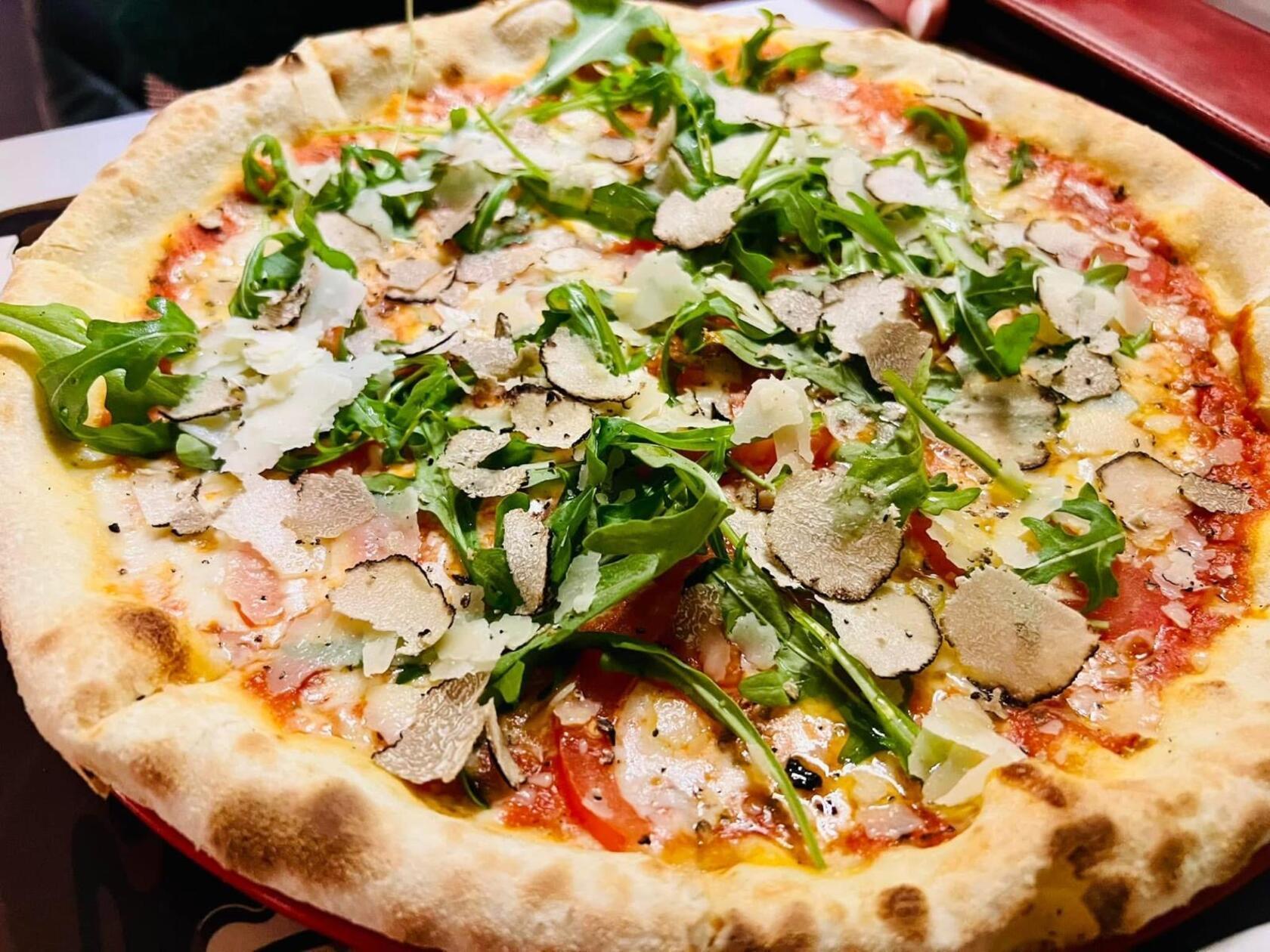 Platz 14: Presente "Das Presente [...] hat die beste italienische Pizza in Nürnberg, wenn nicht sogar außerhalb Italiens." Mit dieser Überzeugung wurde das Presente im Nürnberger Süden für unser Voting eingereicht und holt sich Platz 14 im Gesamtranking.