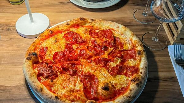 Platz 11: Gullo Caffè Dieser Tipp kam nicht nur aus der Redaktion, sondern wurde auch einige Male von Lesern und Leserinnen eingereicht: Das "Gullo Caffè" befindet sich in einem unscheinbaren Mehrparteienhaus am Nürnberger Hafen, was den Geschmack aber keinesfalls mindert - zudem überzeugt es mit "fairen Preisen" und seinem Lieferdienst.